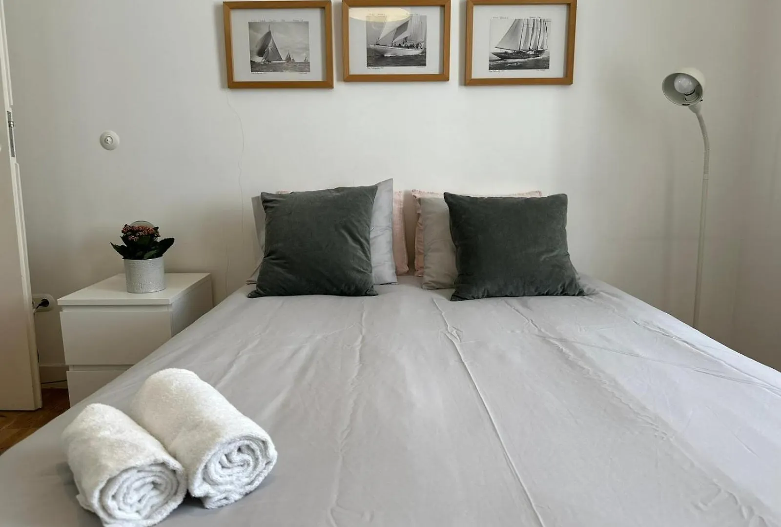 Apartment Deluxe King With Ac With2 Bedrooms contacts
