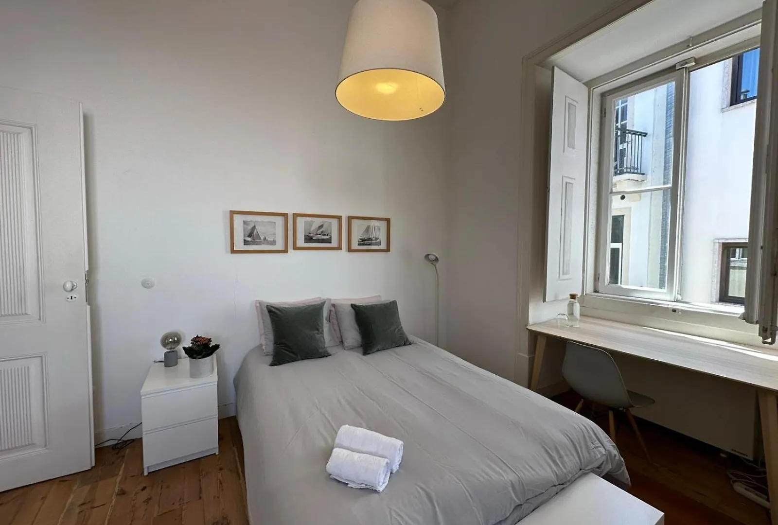 Apartment Deluxe King With Ac With2 Bedrooms Lisbon